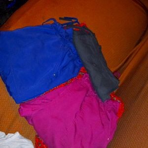 3 pairs of Medium Scrub pants. Cargo (reg)x1 & Cargo (cropped)x2.